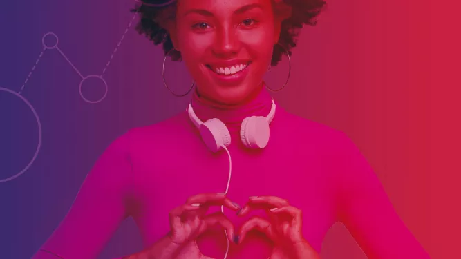 Uma pessoa com um sorriso largo usa fones de ouvido no pescoço e uma blusa rosa brilhante. Eles estão fazendo um formato de coração com as mãos. O fundo é um gradiente de roxo e vermelho com círculos e linhas abstratas.