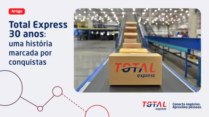 Uma esteira transportadora transporta caixas de papelão com o logotipo “Total Express” dentro de um grande armazém. O texto à esquerda diz “Total Express 30 anos: uma história marcada por conquistas”. O canto inferior direito exibe o logotipo da Total Express com um slogan.