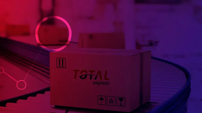 Uma caixa em uma correia transportadora