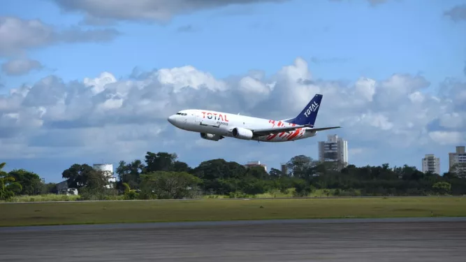Gestão de transporte: na imagem, vemos um avião decolando com o símbolo da Total Express.