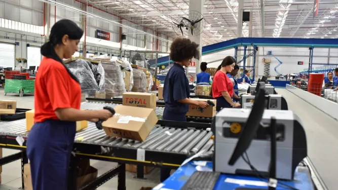 Funcionárias trabalhando na operação de um planejamento logístico