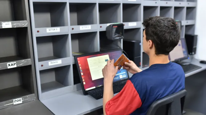 Homem faz o rastreamento de cartões por notebook