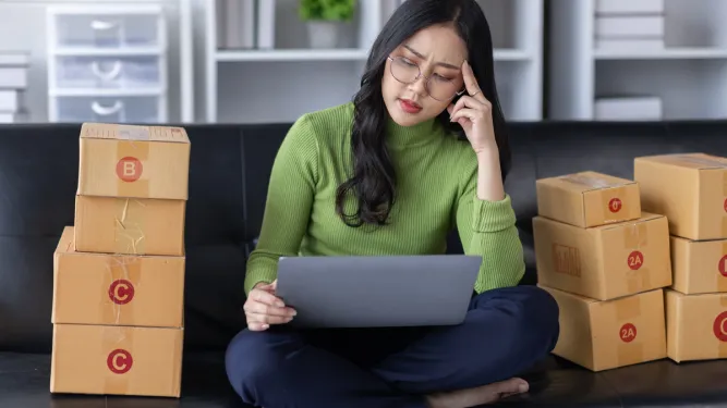 Empreendedora verifica o status de entrega dos pedidos após contratar a Terceirização na logística