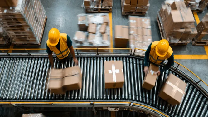 Trabalhadores de Centro de Distribuição separam encomendas da esteira logistica