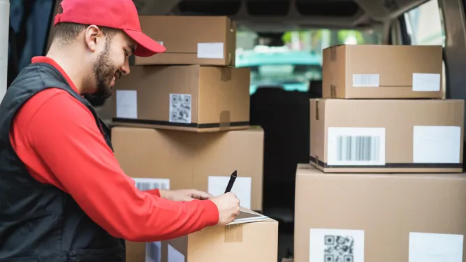 Entregador faz a coleta e entrega de produtos 