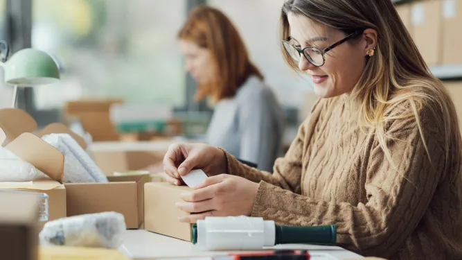 Mulher embala produtos em diferentes tipos de embalagem