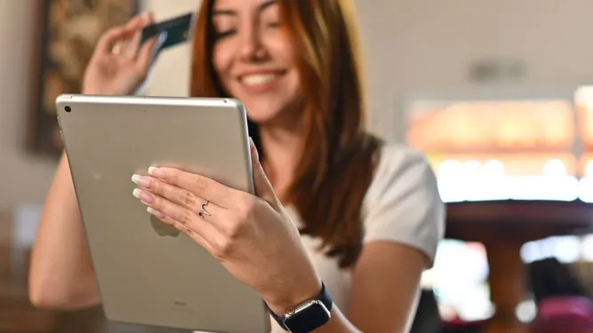 Vendedora utiliza tablet para coordenar estratégias de cross selling nas vendas