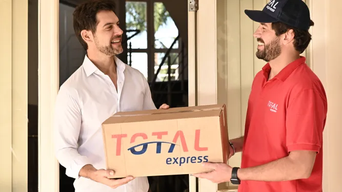 Entregador da Total Express faz reentrega a domicilio