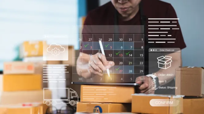 Pessoa com tablet organiza datas em um calendário digital flutuante cercada por pacotes, exemplificando o uso de um calendário para e-commerce.
