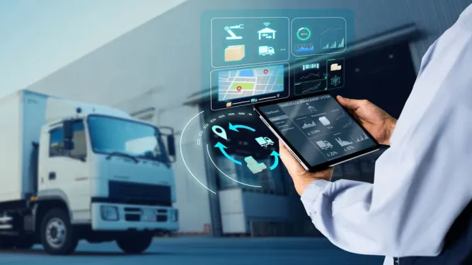 Profissional segura um tablet com mapas e painéis digitais flutuantes em frente a um caminhão, ilustrando o uso de dados e a inovação logística.