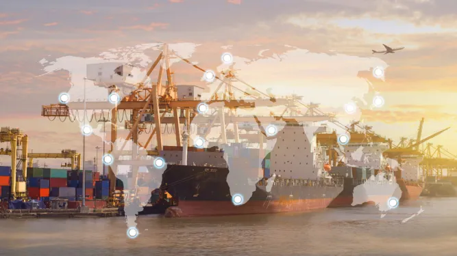 Navios cargueiros e guindastes em um porto sob a sobreposição de um mapa-múndi digital, ilustrando a eficiência da logística internacional.