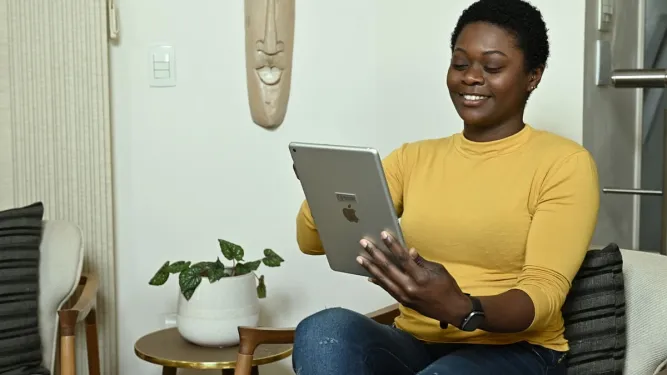 Consumidora navega no iPad, um perfil comum entre os novos tipos de clientes digitais.