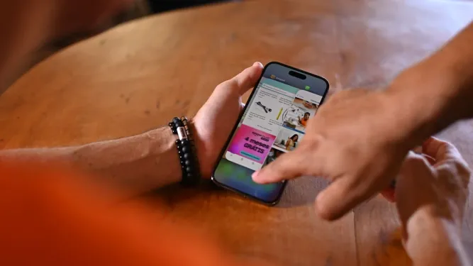 Mão aponta para tela de celular ao planejar a bio do Instagram para lojas.