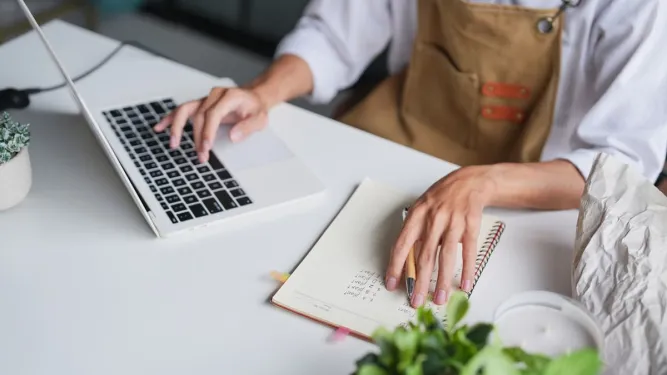 O empreendedorismo individual tem ganhado força no Brasil como caminho para gerar renda, formalizar atividades e buscar autonomia profissional. Dentro do avanço do empreendedorismo, esse modelo ajuda muita gente a começar com uma estrutura mais simples. Segundo dados do Sebrae divulgados pela Agência Brasil, o país abriu 4,6 milhões de pequenos negócios em 2025, alta de 19% sobre 2024. Os MEIs representaram 77% das novas empresas registradas no período. A seguir, entenda o que é empreendedorismo individual,