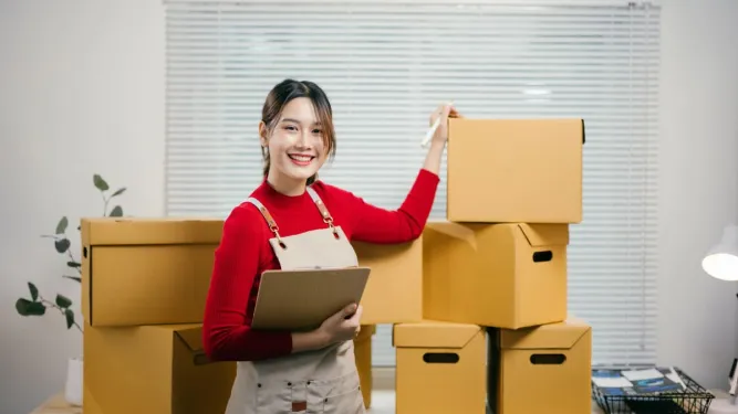 Mulher com prancheta confere caixas de mercadorias para importar e exportar.