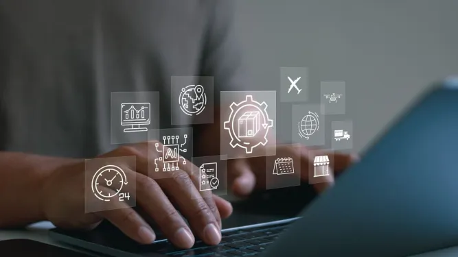 Mãos digitando no notebook com ícones digitais de rastreamento de entrega internacional.