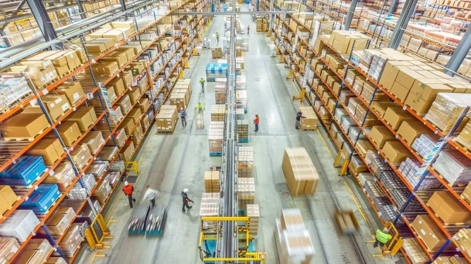 Vista superior de grande centro de distribuição e gestão de estoque LIFO.