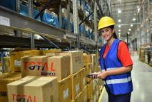 Funcionária realizando picking e packing para uma entrega.