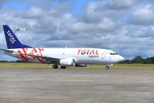 Avião em pista de aterrissagem integra a malha de logística multimodal da Total Express