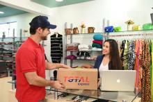 Entregador recebe encomenda de pequenas e médias empresas 