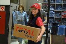 Entregadora faz entre em loja de roupas, seguindo a logística B2B 
