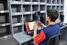 Homem faz o rastreamento de cartões por notebook