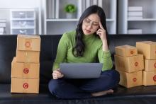 Empreendedora verifica o status de entrega dos pedidos após contratar a Terceirização na logística