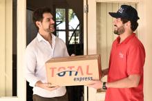Entregador da Total Express faz reentrega a domicilio