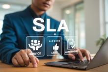  O Gemini disse Homem de terno operando notebook com ícones de serviço e acordo em destaque, representando a gestão de um SLA de entrega eficiente.