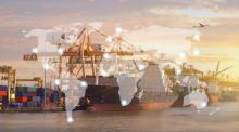 Navios cargueiros e guindastes em um porto sob a sobreposição de um mapa-múndi digital, ilustrando a eficiência da logística internacional.