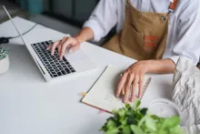 O empreendedorismo individual tem ganhado força no Brasil como caminho para gerar renda, formalizar atividades e buscar autonomia profissional. Dentro do avanço do empreendedorismo, esse modelo ajuda muita gente a começar com uma estrutura mais simples. Segundo dados do Sebrae divulgados pela Agência Brasil, o país abriu 4,6 milhões de pequenos negócios em 2025, alta de 19% sobre 2024. Os MEIs representaram 77% das novas empresas registradas no período. A seguir, entenda o que é empreendedorismo individual,