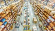 Vista superior de grande centro de distribuição e gestão de estoque LIFO.