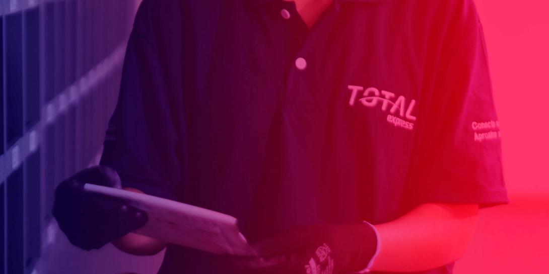 Uma pessoa vestindo camisa escura com “TOTAL EXPRESS” bordado no peito e luvas segura um pacote. O fundo é iluminado com luzes vermelhas e azuis, criando um efeito gradiente.