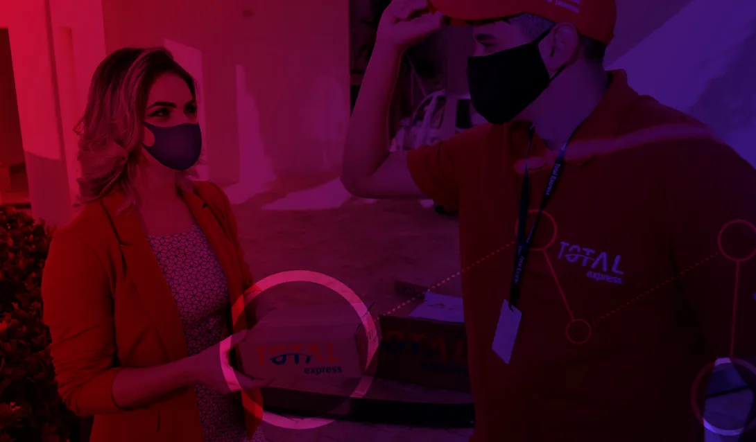 Mulher de mascara entregando encomenda para homem de mascara com camisa da Total Express