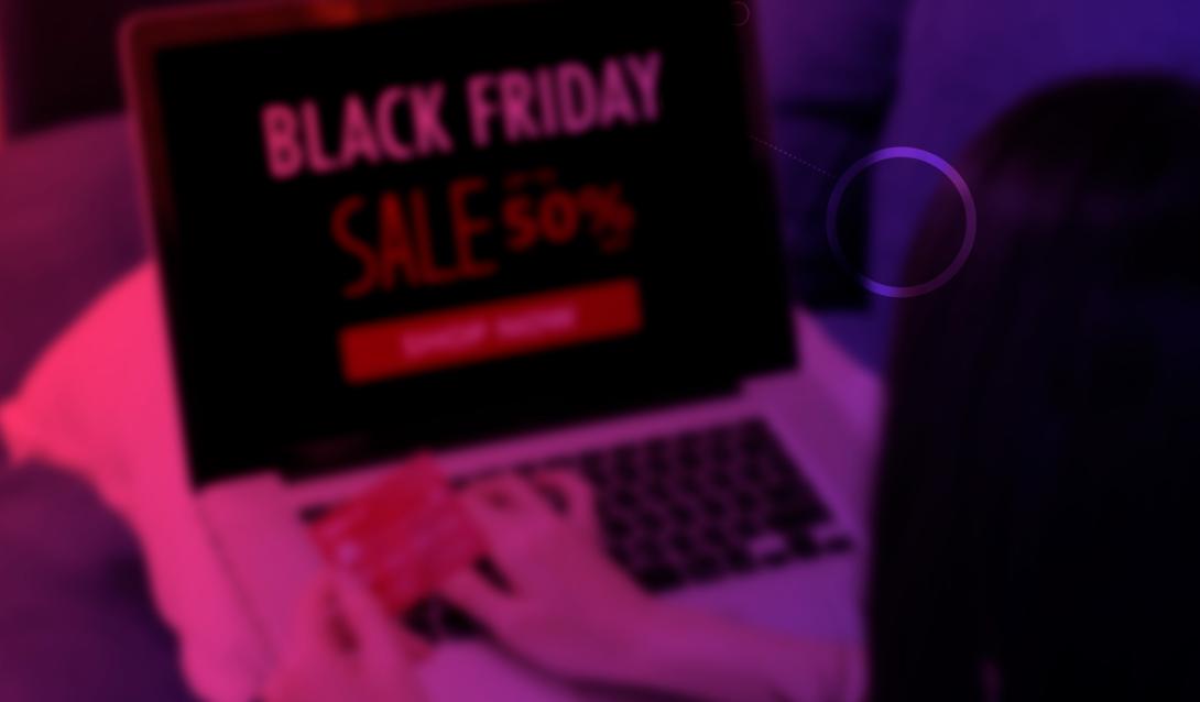 Pessoa no laptop com a tela de black friday