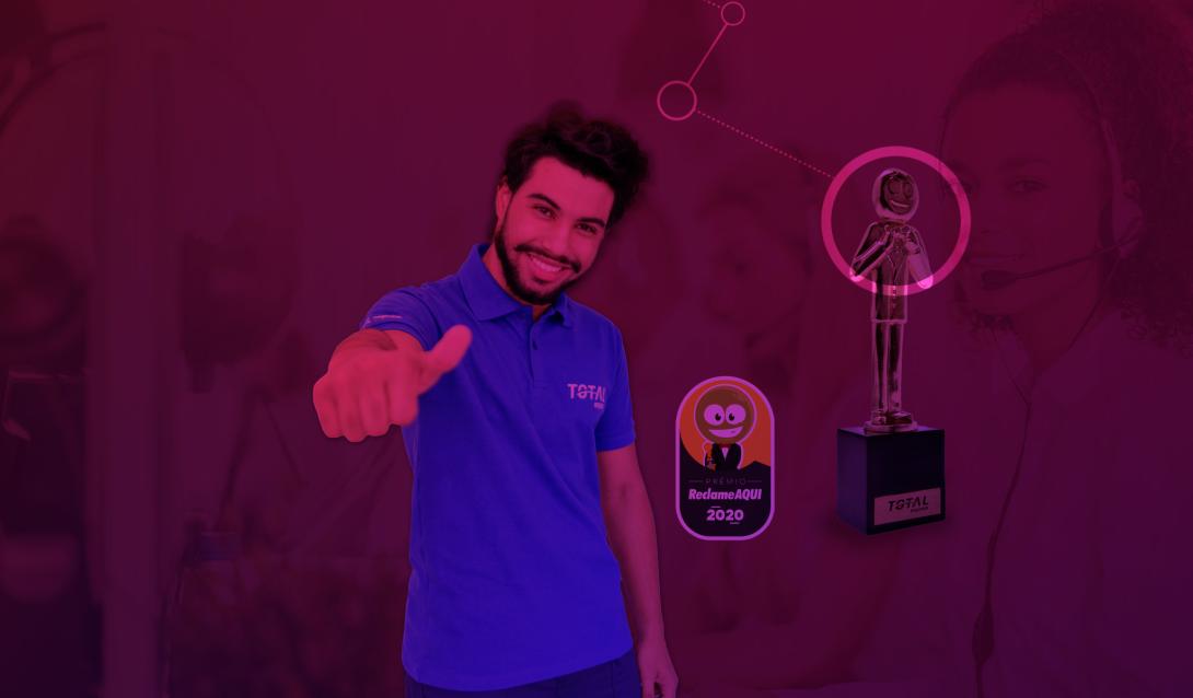 Homem fazendo sinal de ok com a mão, fundo roxo e selo da empresa Reclame Aqui ao lado
