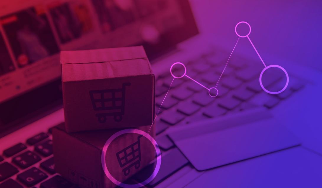 Duas pequenas caixas de papelão com ícones de carrinho de compras estão empilhadas em um teclado de laptop. Acima das caixas, há gráficos de linhas brancas com círculos, indicando dados ou análises de crescimento. A imagem tem uma sobreposição rosa e roxa.