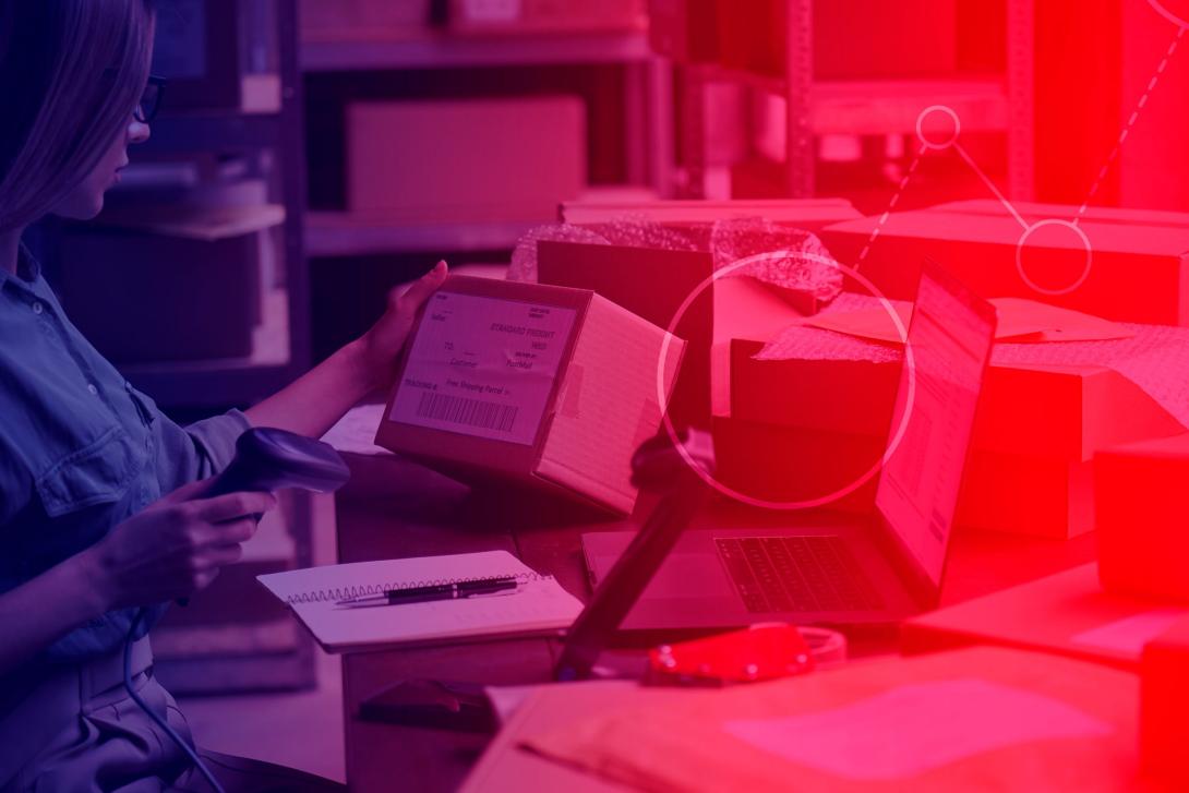 Pessoa com caixa de papelão fazendo sua consulta em uma mesa
