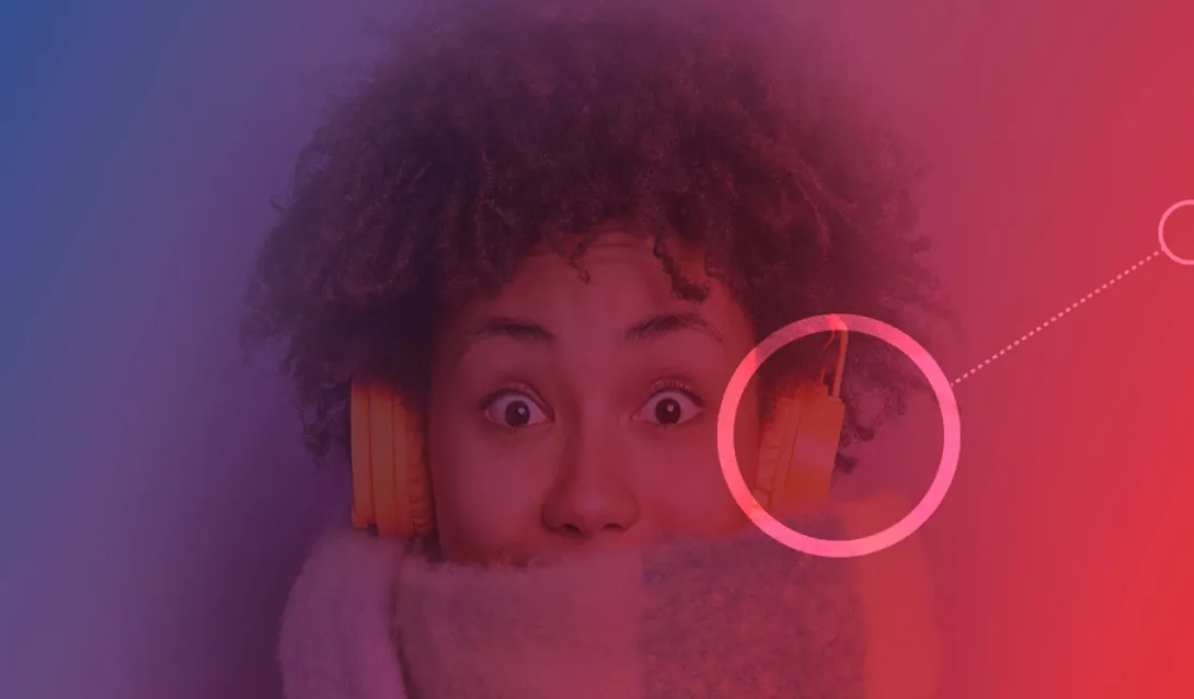 Uma pessoa usando fones de ouvido laranja e um lenço grosso olha diretamente para a câmera com os olhos arregalados. O fundo tem um gradiente transitando do azul para o rosa, com um círculo e uma seta apontando para os fones de ouvido.