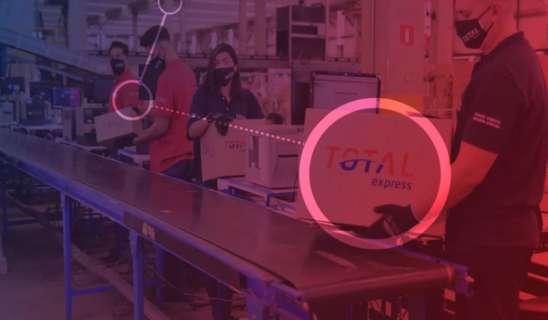 Mesa de trabalho com diversas caixas sendo embaladas em armazem