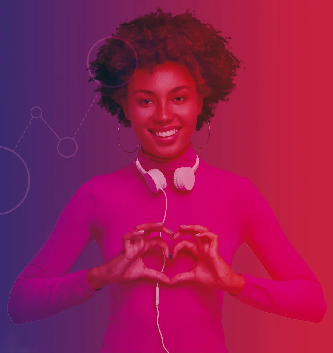 Uma pessoa com um sorriso largo usa fones de ouvido no pescoço e uma blusa rosa brilhante. Eles estão fazendo um formato de coração com as mãos. O fundo é um gradiente de roxo e vermelho com círculos e linhas abstratas.