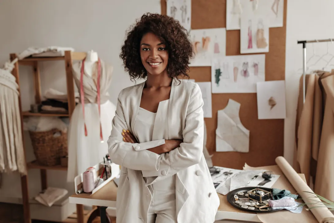 Empreendedorismo: uma mulher no centro da imagem posando para foto em um escritório.