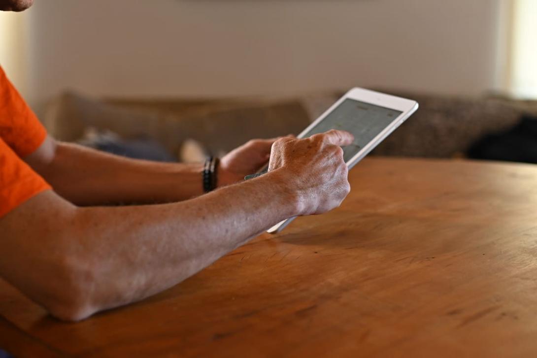 Estratégias de marketing: uma pessoa mexendo em um tablet em uma mesa.