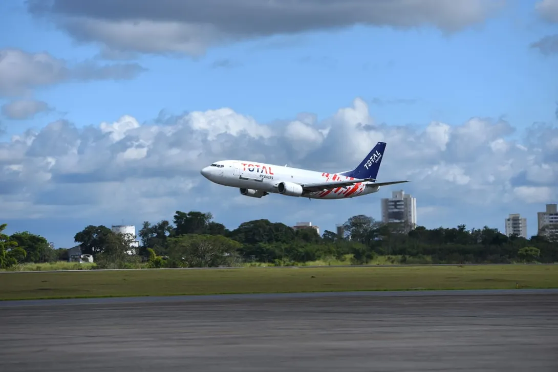 Gestão de transporte: na imagem, vemos um avião decolando com o símbolo da Total Express.