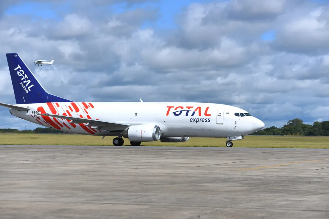 Avião usado na logística aduaneira para comércio internacional pela Total Express.