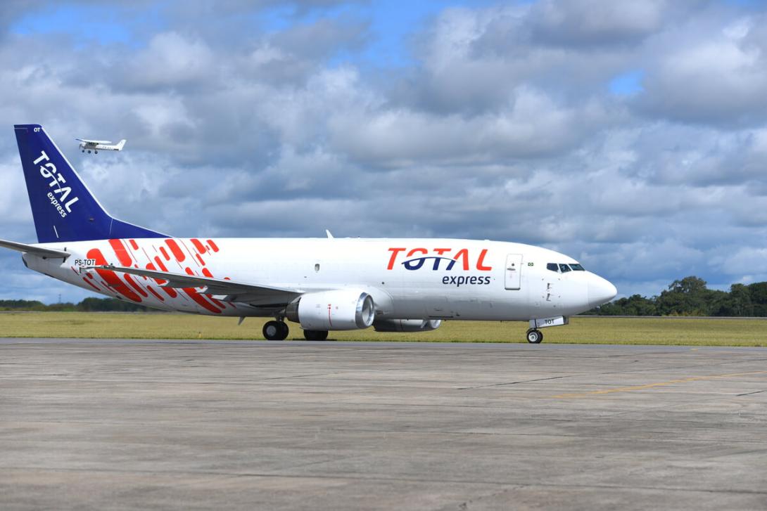 Avião usado na logística aduaneira para comércio internacional pela Total Express.