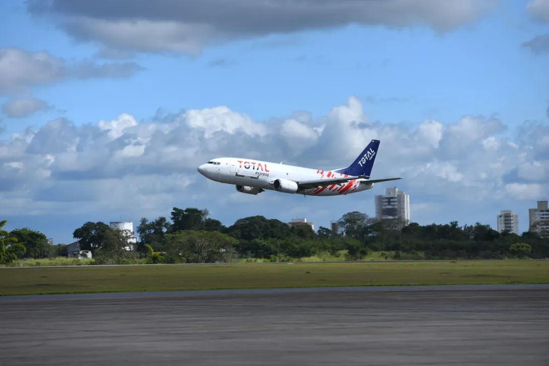 Avião representando a logística internacional e o novo processo de importação
