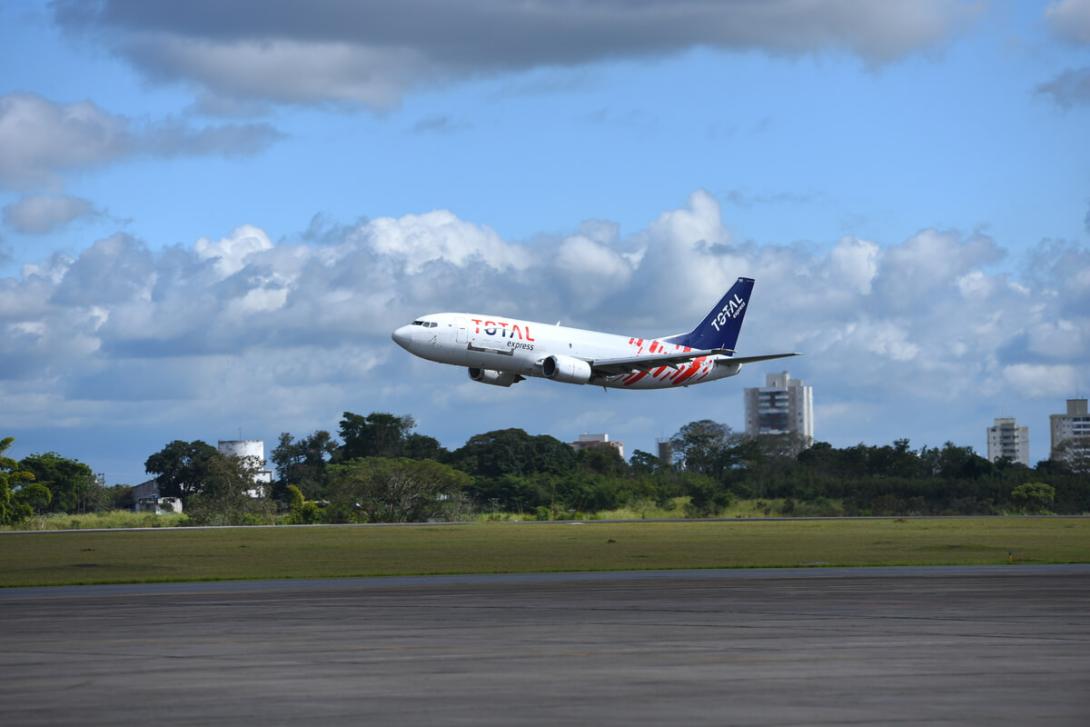 Avião representando a logística internacional e o novo processo de importação