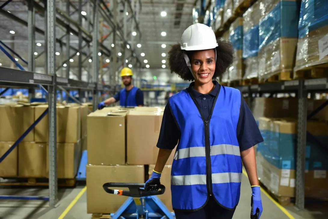 Mulher trabalha na condução das operações logísticas da Total Express