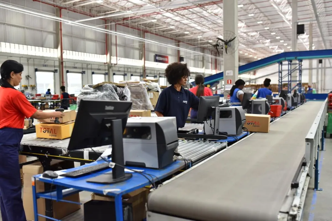Funcionários em uma fábrica representando a tecnologia na logística